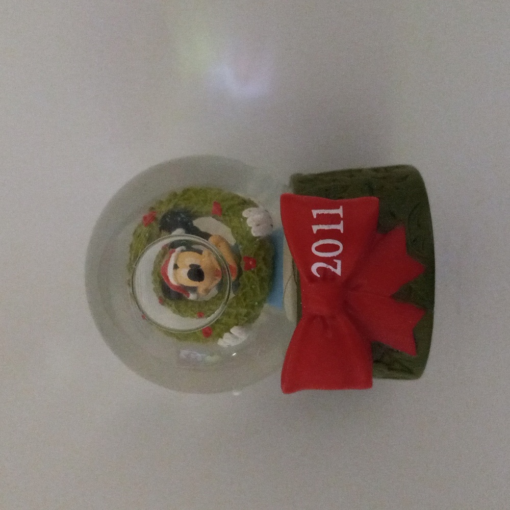 JC PENNEY 2011 DISNEY COLLECTIBLE SNOWGLOBE